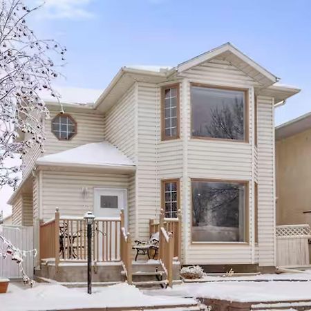Home Away From Home!! Calgary Exterior photo